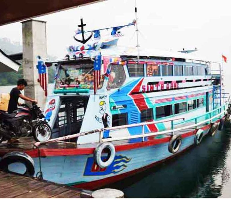 Kapal Motor Danau Toba