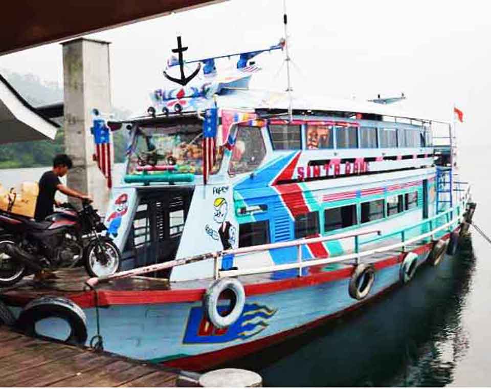 Kapal Motor Danau Toba