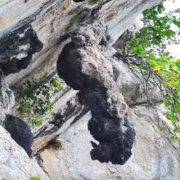 Batu Gantung di Danau Toba