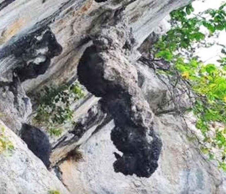 Batu Gantung di Danau Toba