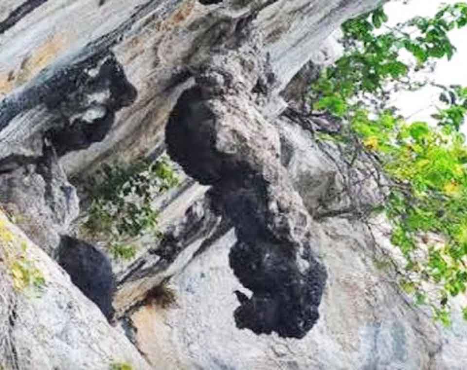 Batu Gantung di Danau Toba