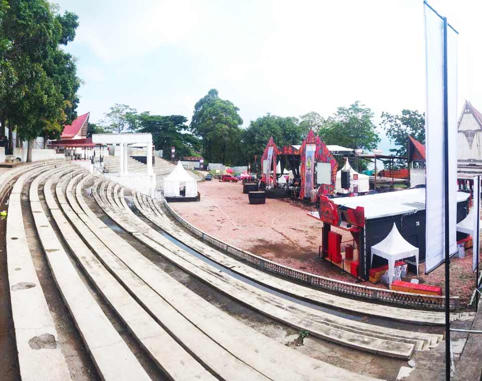 Open Stage Tuktuk Siadong