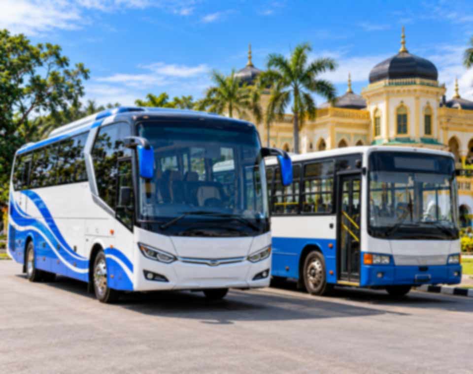 Bus Pariwisata Medan vs Bus Umum